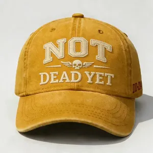 Berretto da baseball giallo slavato vintage con testo ricamato Not Dead Yet e teschio.