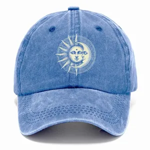 Berretto da baseball in cotone lavato vintage con stampa grafica sole e luna retrò.