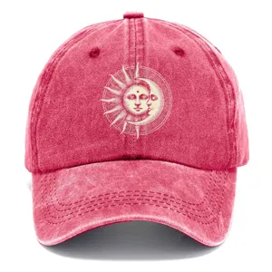 Vista dettagliata del cappellino da baseball rosso lavato con stampa sole e luna sportivo.