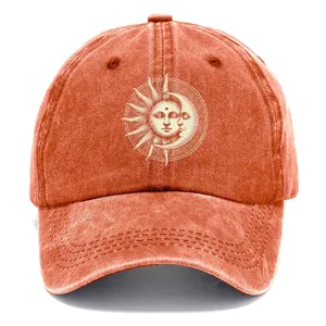 Dettaglio berretto da baseball con stampa sole e luna vintage, cotone lavato, accessorio casual.
