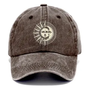 Dettaglio del cappellino da baseball marrone slavato vintage con stampa grafica di sole e luna.