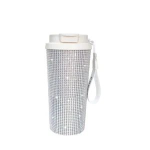 Detail schitterende strass geïsoleerde beker, 18oz sprankelende diamant reisbeker close-up.