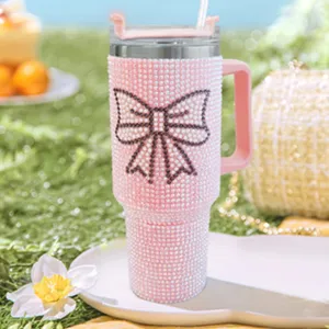 Bicchiere in acciaio inossidabile 40oz con fiocco in strass, manico e coperchio dettaglio