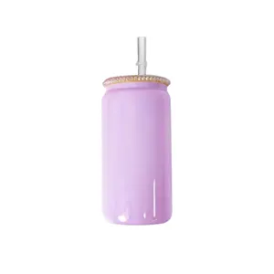 Primo piano del bicchiere di vetro viola sfumato con bordo di strass brillanti.