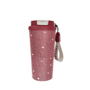 Gedetailleerd overzicht van de 18oz strass geïsoleerde reisbeker met handige draagriem.