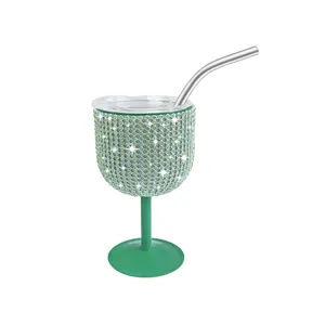 Nahaufnahme des funkelnden Strass-Mini-Weinkelchs mit Strohhalm und Deckel.