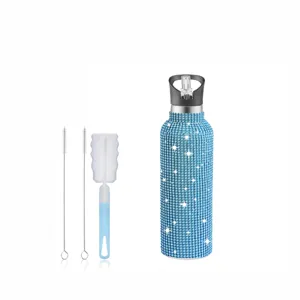 Glitzernde Edelstahl Isolierflasche mit Strohhalm und praktischen Reinigungsbürsten.
