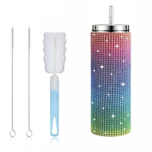 Detaillierte Ansicht des 20oz Strass-Trinkbechers mit Strohhalm und Reinigungsbürsten Set.