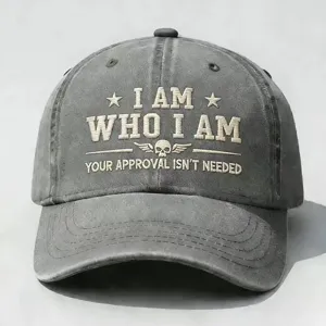 Primo piano del cappellino da baseball grigio slavato con ricamo e slogan alla moda.