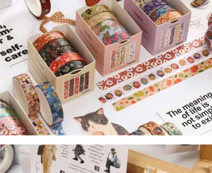 Nahaufnahme von ästhetischen Washi-Tape-Sets in Schachteln mit Muster und Stickern.