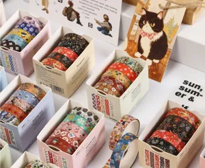 Dekoratives Washi-Tape-Box-Set und Rollen für DIY-Journaling, Scrapbooking und Basteln.