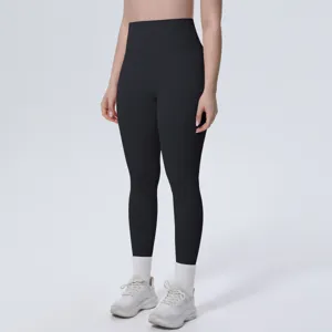 High-waisted black yoga leggings detail showing slim fit, ankle length and soft stretch fabric.