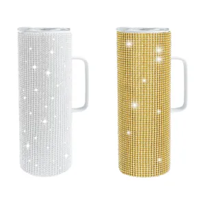Bicchiere termico in acciaio inossidabile con strass brillanti e manico in primo piano.