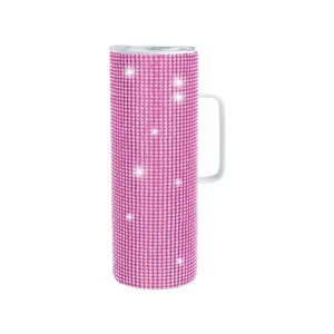 Vista dettagliata di un bicchiere in acciaio inossidabile rosa brillante con manico.