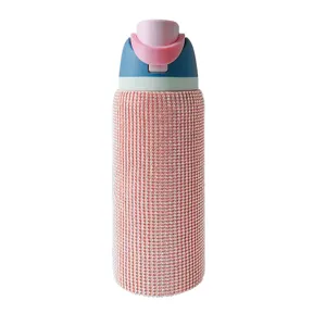 Detailansicht der Strass-Isolierflasche, funkelndes rosa Kristall-Design mit praktischem PopUpDeckel.
