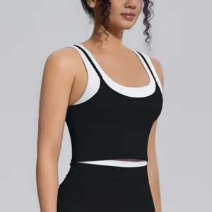 Vue détaillee du soutien-gorge de sport côtelé, haut de yoga tendance pour le sport.