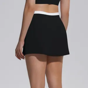 Vue détaillée de la jupe de sport taille haute avec ceinture côtelée contrastée pour le tennis.