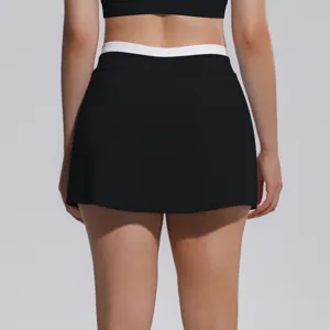 Détail du dos de la jupe de sport noire avec taille côtelée blanche pour le fitness.