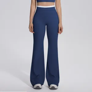Gros plan détail de pantalon de yoga flare taille haute femme avec ceinture contrastée sport.