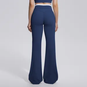 Détail arrière de pantalon de sport évasé taille haute à ceinture contrastée pour femme.