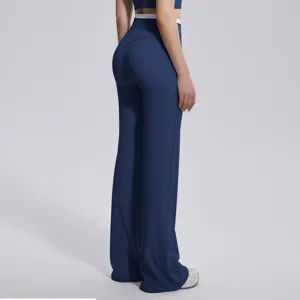 Pantalon de yoga évasé taille haute pour femme avec ceinture contrastée, vue détail.