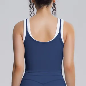 Détail du dos de la brassière de sport côtelée double en bleu foncé et blanc, idéal pour le yoga.