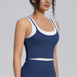 Soutien-gorge de sport côtelé deux pièces avec design contrasté pour entraînement fitness.