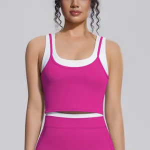 Gros plan détaillé de la brassière de sport côtelée double couche et du haut de yoga.