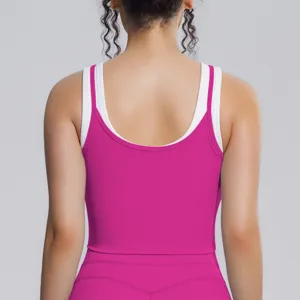Détail du dos de la brassière de sport côtelée rose et blanche, idéale pour le fitness.