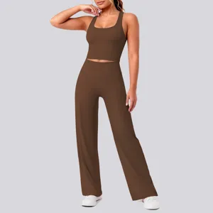 Braunes zweiteiliges Yoga-Set mit Crop-Top und hoher Taillenhose für Fitness und Training.