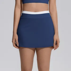 Vue détaillée de la jupe de tennis sportive avec taille haute et ceinture côtelée contrastée.