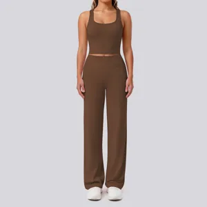 Einfarbiges zweiteiliges Yoga-Set für Damen mit einem bequemen Tanktop und lässigen Hosen.