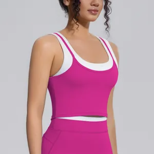 Vue rapprochée de la brassière de sport côtelée faux deux pièces en rose et blanc.