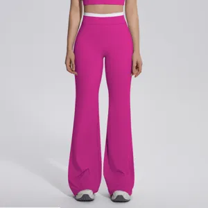 Gros plan sur le pantalon de fitness évasé taille haute, nylon double face, ceinture contrastée.