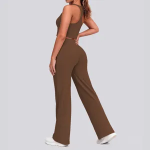 Detailansicht des braunen Sport-Oberteils mit Racerback und Schlag-Yogahose, Fitness.