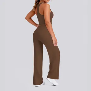 Detailansicht des braunen nahtlosen Racerback Yoga Tops und Hosen Sets für Fitnesstraining.