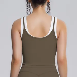 Vue arrière d'un élégant haut de soutien-gorge de sport côtelé bicolore marron et blanc.