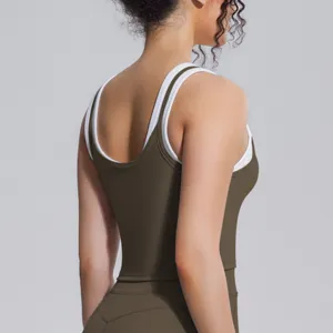 Vue détaillée du soutien-gorge de sport côtelé marron superposé, idéal pour le yoga et le fitness.