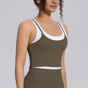 Vue détaillée de la brassière de sport côtelée superposée, haut de yoga respirant pour sport.