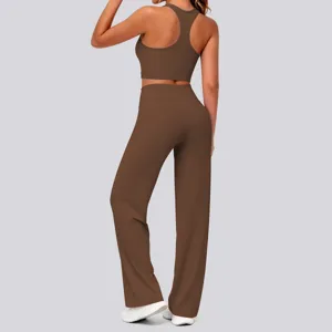 Einfarbig braunes zweiteiliges Yoga-Set mit Racerback-Crop-Top und High-Waist-Hose.