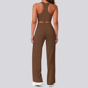 Braunes zweiteiliges Yoga-Set mit Racerback-Sporttop und bequemen weiten Fitness-Hosen für Damen.