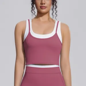 Vue detaillee de l'ensemble de sport pour femmes avec soutien-gorge et legging.