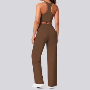 Rückansicht Detail des braunen Sportbekleidungssets mit Racerback Top und hoher Taille.