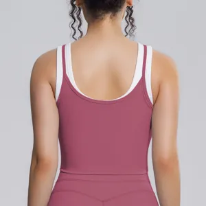 Vue arrière détaillée d'un soutien-gorge de sport à double couche pour femme avec bord.