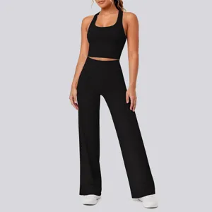 Schwarzes geripptes Yoga Outfit Detail mit Racerback Top und bequemer langer Sporthose.