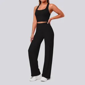 Einfarbiges Nylon Yoga Set mit Racerback Sport-Crop-Top und langer Hose für Fitness und Training.
