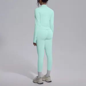 Vista posteriore dettagliata del set sportivo senza cuciture verde menta con design elastico.