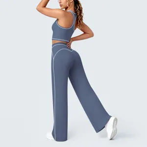 Vue détaillée de l'ensemble de sport à liserés contrastés, haut dos nageur et pantalon.