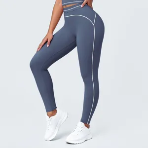 Vista detallada de pantalones de yoga de talle alto, mallas deportivas azules con ribetes.
