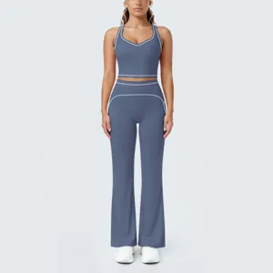 Ensemble de yoga pour femme deux pièces avec soutien-gorge de sport et pantalon évasé.